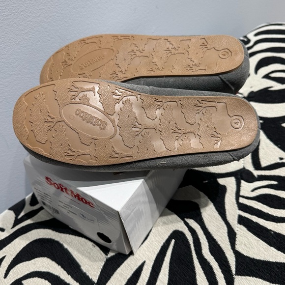 Soft moc moccasins in size 4 in box new never worn . - Picture 4 of 5